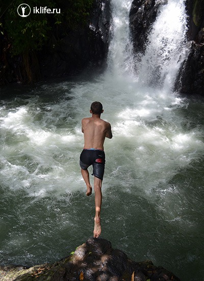 Прыжок в водопад Алинг Алинг